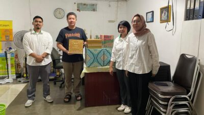 PT Pegadaian Kanwil IX Jakarta 2 Salurkan Paket Mukena dan Sembako ke 6 Bank Sampah Binaan